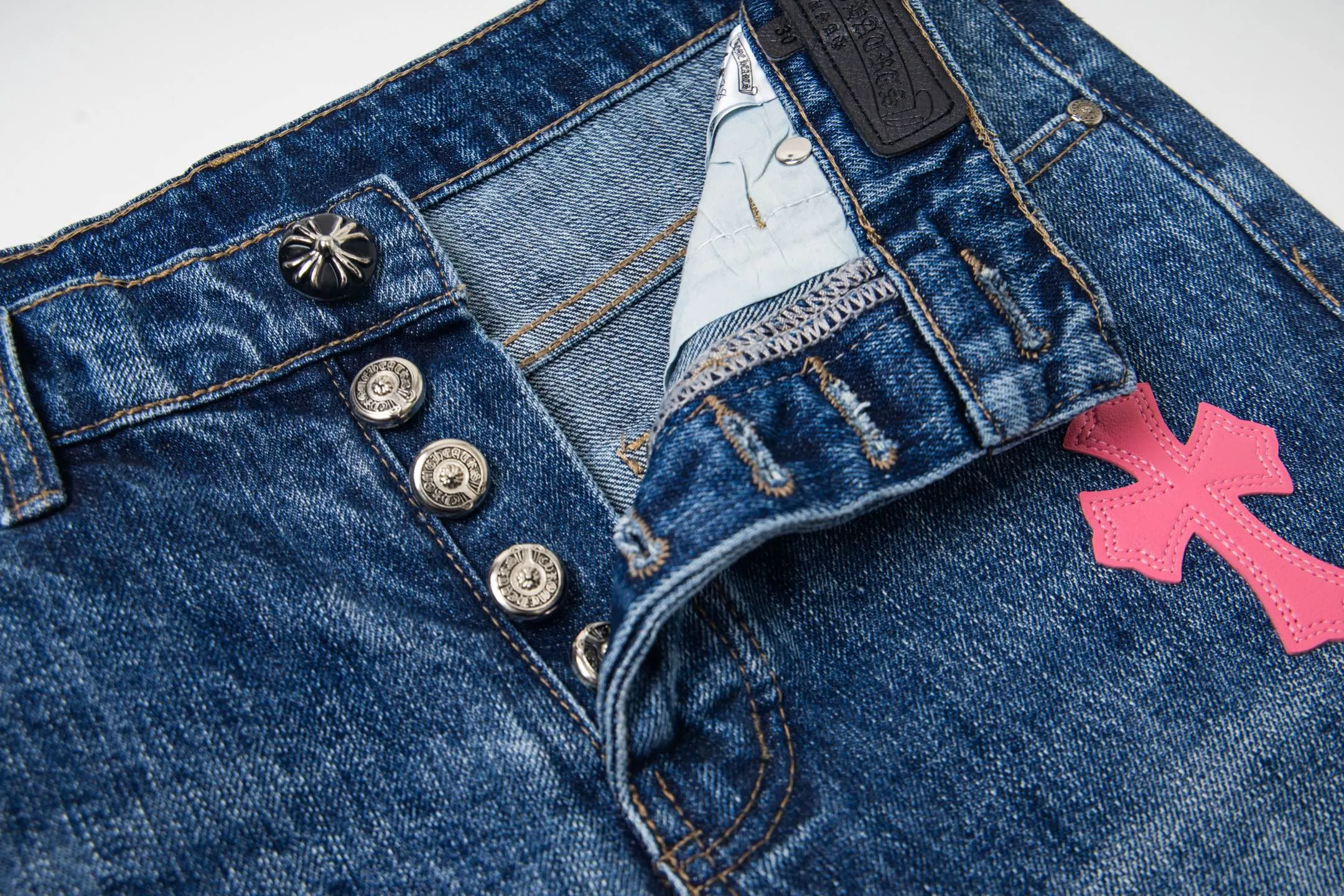 P240 Chrome Hearts 2025 New Bamboo Pink Cross Patch Leather Couple Washed Jeans This season’s hot item is sought after by countless celebrities and fashionistas. The neat details of the cutting process add color to the playful fashion! The neat and meticulous design, and the well-fitting structure is unique. The upper body not only has outstanding recognition, but also looks younger and younger. A style with the ultimate wearing meaning and performance, gorgeous color matching, and the craftsmanship of this style is also extremely extraordinary. After the finished product is washed, it is disassembled and hand-made with sheepskin cross leather and then spliced ​​together to complete. The whole piece has too many craftsmanship to describe. It is decorated with patchwork cross flowers and high-waisted washed jeans! ! Absolutely high-end luxury product, a god-level single product, a super popular product, made by top heavy industry, a magic weapon that cannot be missed. Style number: 1869# Size: 28 30 32 34 36 Color: blue